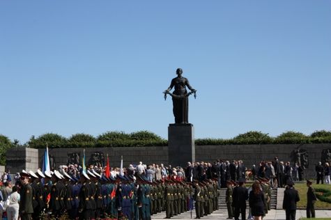 Пискаревское мемориальное кладбище в С-Петербурге